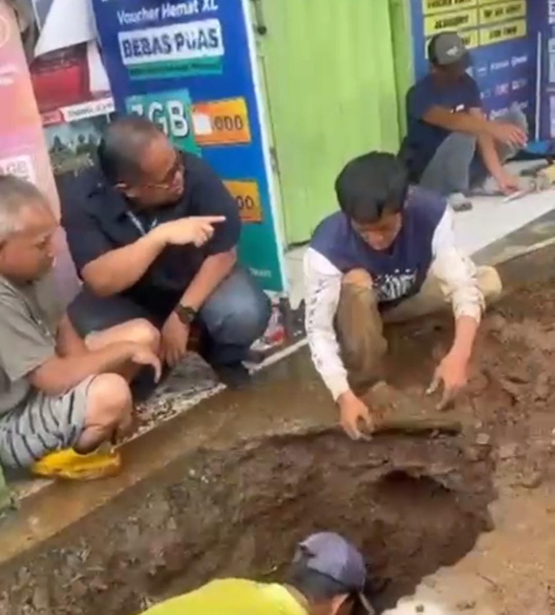 Dirut Perumdam Tirta Mukti Cianjur Turun Langsung Tinjau Perbaikan Empat Titik Kebocoran Pipa