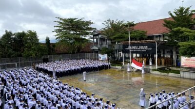 Hari pertama masuk sekolah semester genap tahun pelajaran 2026 di Kabupaten Cianjur diwarnai dengan pelaksanaan kegiatan pagi ceria sesuai regulasi Kementerian Pendidikan.(Cianjur Ekspres/Moch Nursidin)