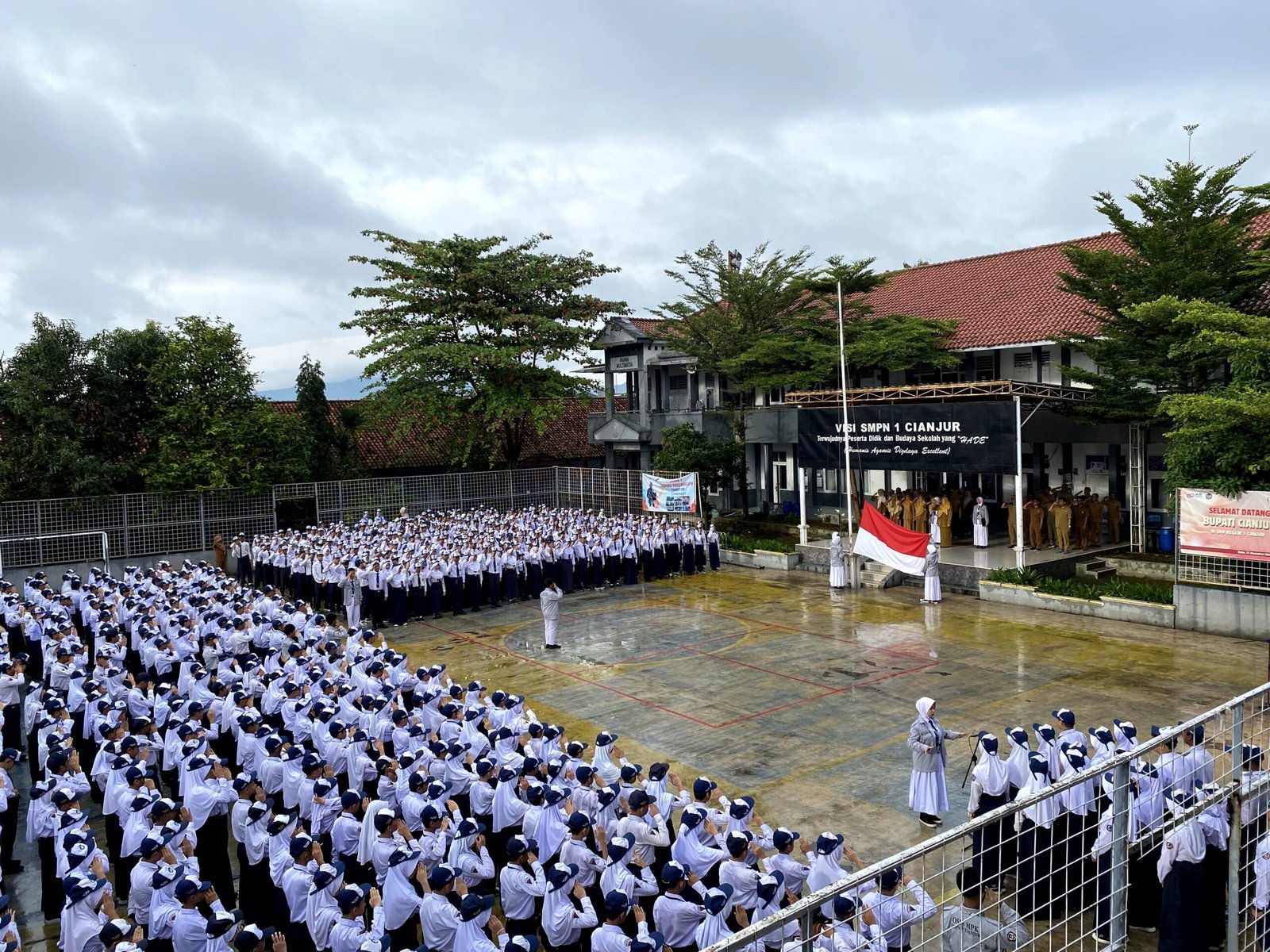 Hari pertama masuk sekolah semester genap tahun pelajaran 2026 di Kabupaten Cianjur diwarnai dengan pelaksanaan kegiatan pagi ceria sesuai regulasi Kementerian Pendidikan.(Cianjur Ekspres/Moch Nursidin)