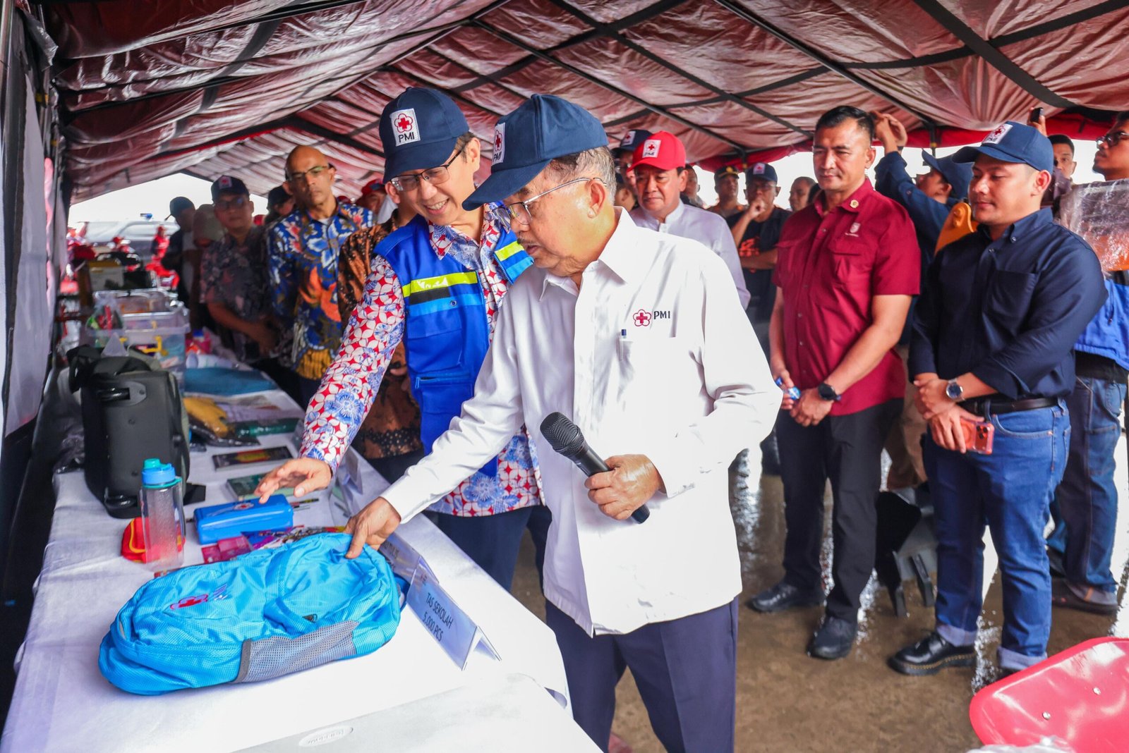 kegiatan Palang Merah Indonesia (PMI) dalam pengiriman bantuan kemanusiaan ke Sumatera, Jumat 2 Januari 2026.