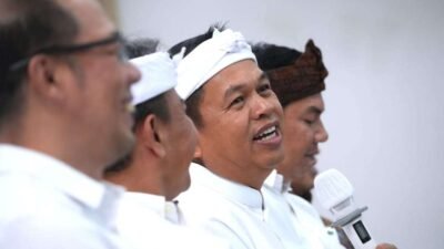 Gubernur Jawa Barat Dedi Mulyadi meminta bank bjb untuk bermitra dengan perusahaan-perusahaan yang berkontribusi terhadap investasi di Jawa Barat.