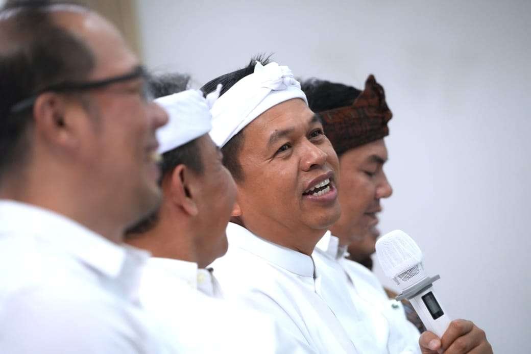 Gubernur Jawa Barat Dedi Mulyadi meminta bank bjb untuk bermitra dengan perusahaan-perusahaan yang berkontribusi terhadap investasi di Jawa Barat.