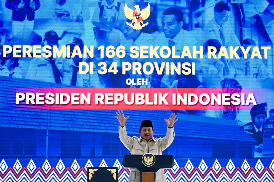 Presiden Prabowo Subianto meresmikan 166 Sekolah Rakyat yang tersebar 34 Provinsi di seluruh Indonesia di Balai Besar Pendidikan dan Pelatihan Kesejahteraan Sosial (BBPPKS) Banjarmasin, Kota Banjarbaru, Kalimantan Selatan, Senin 12 Januari 2026.(BPMI Setpres)