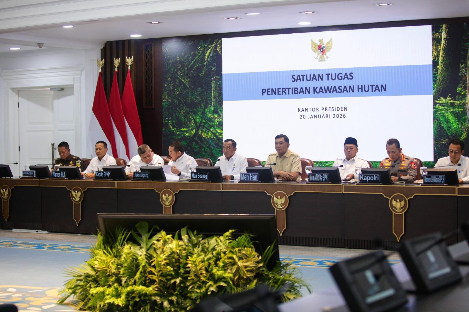 rapat terbatas yang dipimpin langsung oleh Presiden Prabowo Subianto dari London, Inggris, Senin 19 Januari 2026, melalui konferensi video.