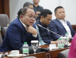 IHSG Jeblok Jadi Alarm, Hanif Dhakiri Desak OJK Benahi Tata Kelola Pasar Modal