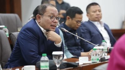 IHSG Jeblok Jadi Alarm, Hanif Dhakiri Desak OJK Benahi Tata Kelola Pasar Modal