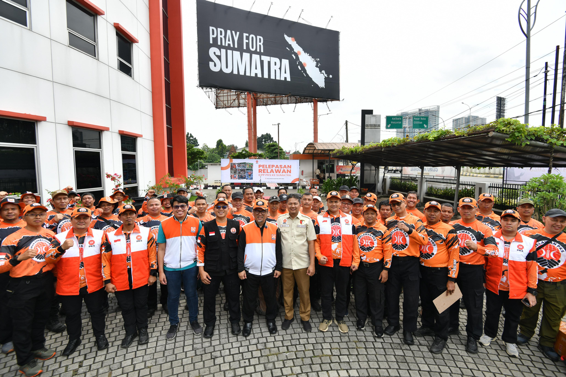 Presiden Partai Keadilan Sejahtera (PKS), Almuzzammil Yusuf, melepas Relawan Tanggap Bencana Dewan Pimpinan Pusat (DPP) PKS yang akan diberangkatkan ke sejumlah wilayah terdampak bencana di Sumatra.(pks.id)