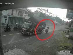 Truk Muatan Telur Serempet Dua Pengendara Motor di Perempatan Kendalrejo Blitar