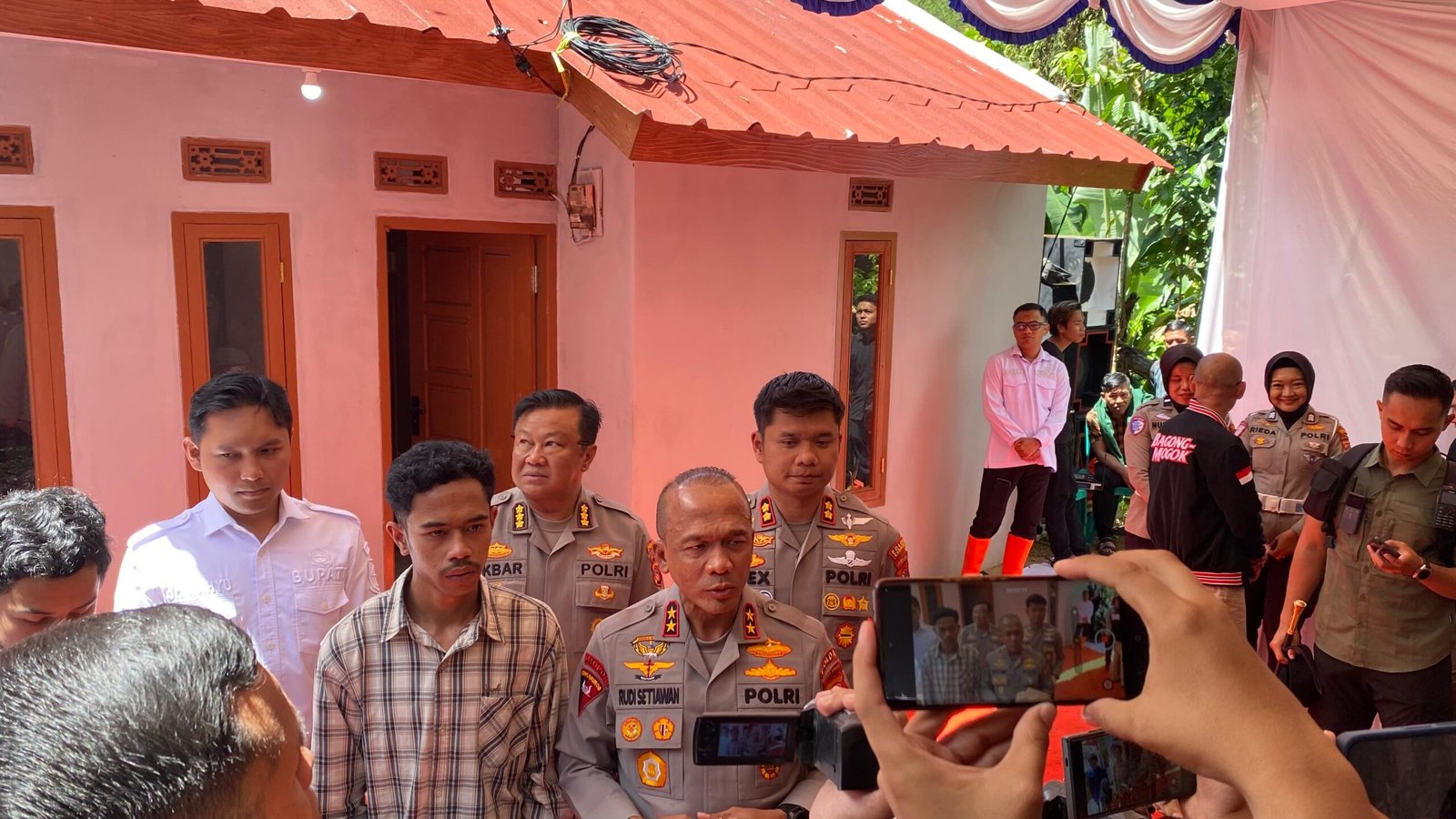Kapolda Jawa Barat, Irjen Pol Rudi Setiawan saat wawancara dengan media.(Cianjur Ekspres/Akmal Esa Nugraha)