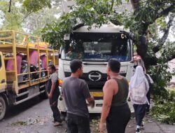 Truk Tronton Alami Kecelakaan Tunggal di Sukaluyu Cianjur