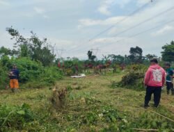Jelang Ramadan, Warga di Kecamatan Mande Cianjur Kompak Bersihkan TPU Astana Batulayang