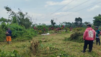 Jelang Ramadan, Warga di Kecamatan Mande Cianjur Kompak Bersihkan TPU Astana Batulayang