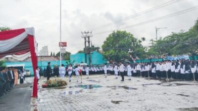 Ratusan pegawai Kantor Kementerian Agama (Kemenag) Kabupaten Cianjur tetap melaksanakan upacara Peringatan Hari Amal Bakti (HAB) ke-80 di tengah guyuran hujan