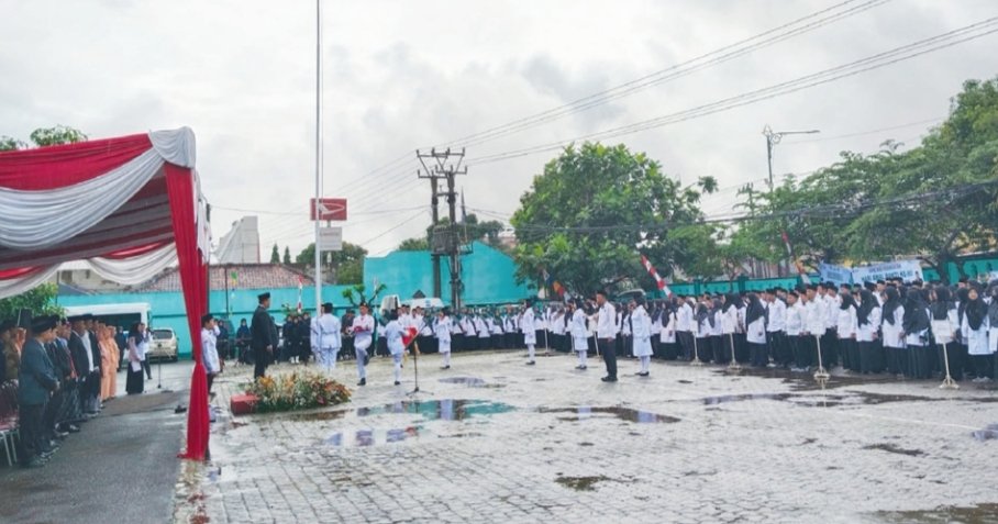 Ratusan pegawai Kantor Kementerian Agama (Kemenag) Kabupaten Cianjur tetap melaksanakan upacara Peringatan Hari Amal Bakti (HAB) ke-80 di tengah guyuran hujan