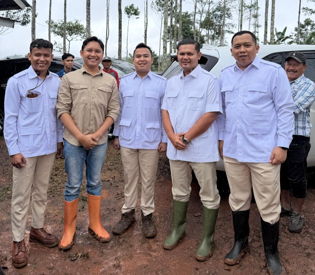 Ketua Fraksi Gerindra DPRD Kabupaten Cianjur, Irfan Aulia Budiman (paling kanan), ikut serta dalam kegiatan Gerakan Penanaman Pohon yang diselenggarakan DPC Partai Gerindra Kabupaten Cianjur di Kampung Parabon RT 01/RW 01, Desa Sukarame, Kecamatan Sukanagara, Kamis 15 Januari 2026.(Dok.Irfan Aulia Budiman)
