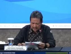 Menteri KKP Sakti Wahyu Trenggono Pingsan Saat Pimpin Upacara Pelepasan Jenazah