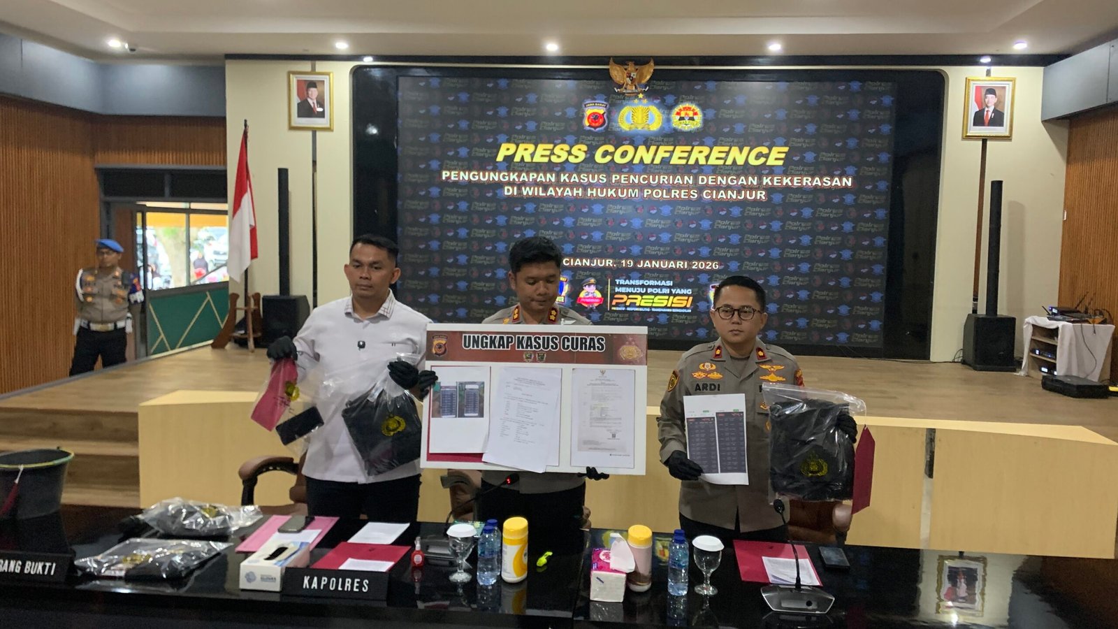 Terlilit Hutang Judol, Oknum Guru PPPK di Cianjur Nekat Rampok Lansia CIANJUREKSPRES.ID - MIR (33) seorang oknum guru berstatus Pegawai Pemerintah dengan Perjanjian Kerja (PPPK) asal Kampung Tengah, Desa Sukakarya, Kecamatan Sukanagara, Kabupaten Cianjur terancam dihukum penjara 12 tahun karena menjadi tersangka kasus dugaan pencurian disertai kekerasan. Korbannya berinisial TS (69) merupakan seorang perempuan lanjut usia (lansia). Tersangka melakukan perbuatan tersebut karena terlilit hutang judi online (judol) mencapai ratusan juta rupiah. Kapolres Cianjur, AKBP Alexander Yurikho Hadi, mengatakan, tersangka telah mengakui segala perbuatannya melakukan pencurian disertai kekerasan terhadap korban. "Tersangka merupakan seorang guru berstatus PPPK, nekat melakukan kejahatan karena terlilit hutang akibat judi online (Judol) yang berdasarkan pengakuannya hingga mencapai ratusan juta," katanya kepada wartawan di Mapolres Cianjur, Senin 19 Januari 2026. Selain mencuri harta korban, lanjut Alexander, tersangka juga melakukan penganiayaan hingga mengakibatkan korban mengalami luka parah pada sejumlah bagian tubuhnya. "Akibat perbuatan tersangka, korban kehilangan harta berupa emas, berlian dan uang tunai yang mencapai Rp126 juta. Tersangka sempat mencekik dan menyeret tubuh korban dan memukuli hingga mengakibatkan bagian gigi korban tanggal," jelasnya. Atas perbuatannya, tersangka dikenakan pasal 479 (2) KUHP dengan ancaman pidana maksimal 12 tahun penjara. "Selain itu, saat ini Satreskrim Polres Cianjur tengah mencari barang bukti barang berharga milik korban yang diduga telah dijual dan sebagian lainnya dibayarkan hutang akibat judi online," papar Kapolres. Sementara itu, Kepala Badan Kepegawaian dan Pengembangan Sumber Daya Manusia (BKPSDM) Kabupaten Cianjur, Akos Koswara, menegaskan, pihaknya akan segera memanggil dinas terkait mengenai guru PPPK yang terjerat hukum. "Setelah dipanggil nanti, dinas terkait itu akan kita minta membuatkan suratnya. Jika pun terbukti melanggar, sanksi disiplin beratnya diberhentikan sebagai PPPK atau ASN," pungkasnya. KASUS CURAS: Kapolres Cianjur, AKBP Alexander Yurikho Hadi saat menyampaikan keterangan terkait pengungkapan kasus pencurian disertai kekerasan (curas) di Mapolres Cianjur, Senin 19 Januari 2026.(Fauzi Noviandi/Cianjur Ekspres)