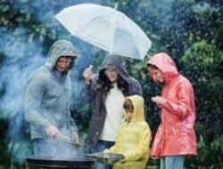 Tips Liburan Saat Hujan Agar Tetap Nyaman dan Aman