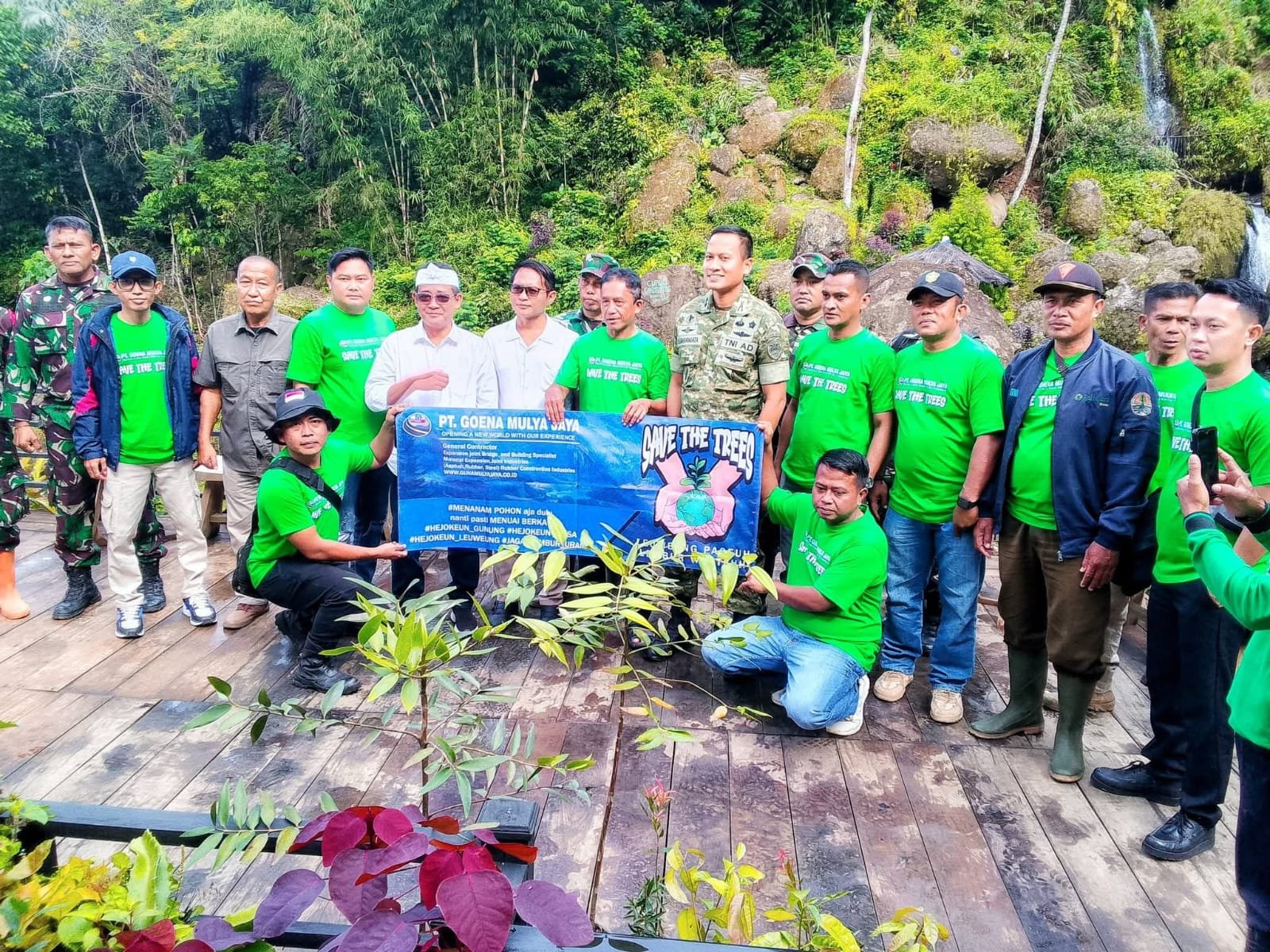 Sebanyak 666 pohon berbagai jenis Rasamala dan Damar Langit ditanam di Kawasan Hutan Gunung Lemo, Kecamatan Pasirkuda, Kabupaten Cianjur, Jumat 10 Januari 2026.(istimewa)