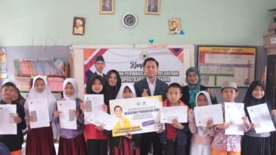 Anggota DPRD Kabupaten Cianjur Fraksi Partai Golkar, Lukmanul Hakim, kembali menyalurkan bantuan beasiswa Program Indonesia Pintar (PIP) Aspirasi kepada 125 siswa SDN Ciloto, Desa Ciloto, Kecamatan Cipanas, Selasa 13 Januari 2026.