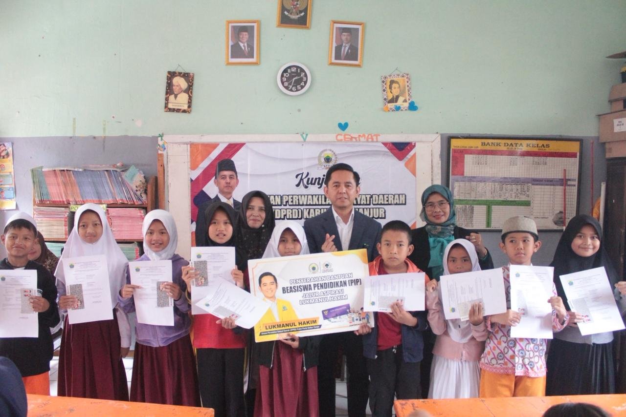 Anggota DPRD Kabupaten Cianjur Fraksi Partai Golkar, Lukmanul Hakim, kembali menyalurkan bantuan beasiswa Program Indonesia Pintar (PIP) Aspirasi kepada 125 siswa SDN Ciloto, Desa Ciloto, Kecamatan Cipanas, Selasa 13 Januari 2026.