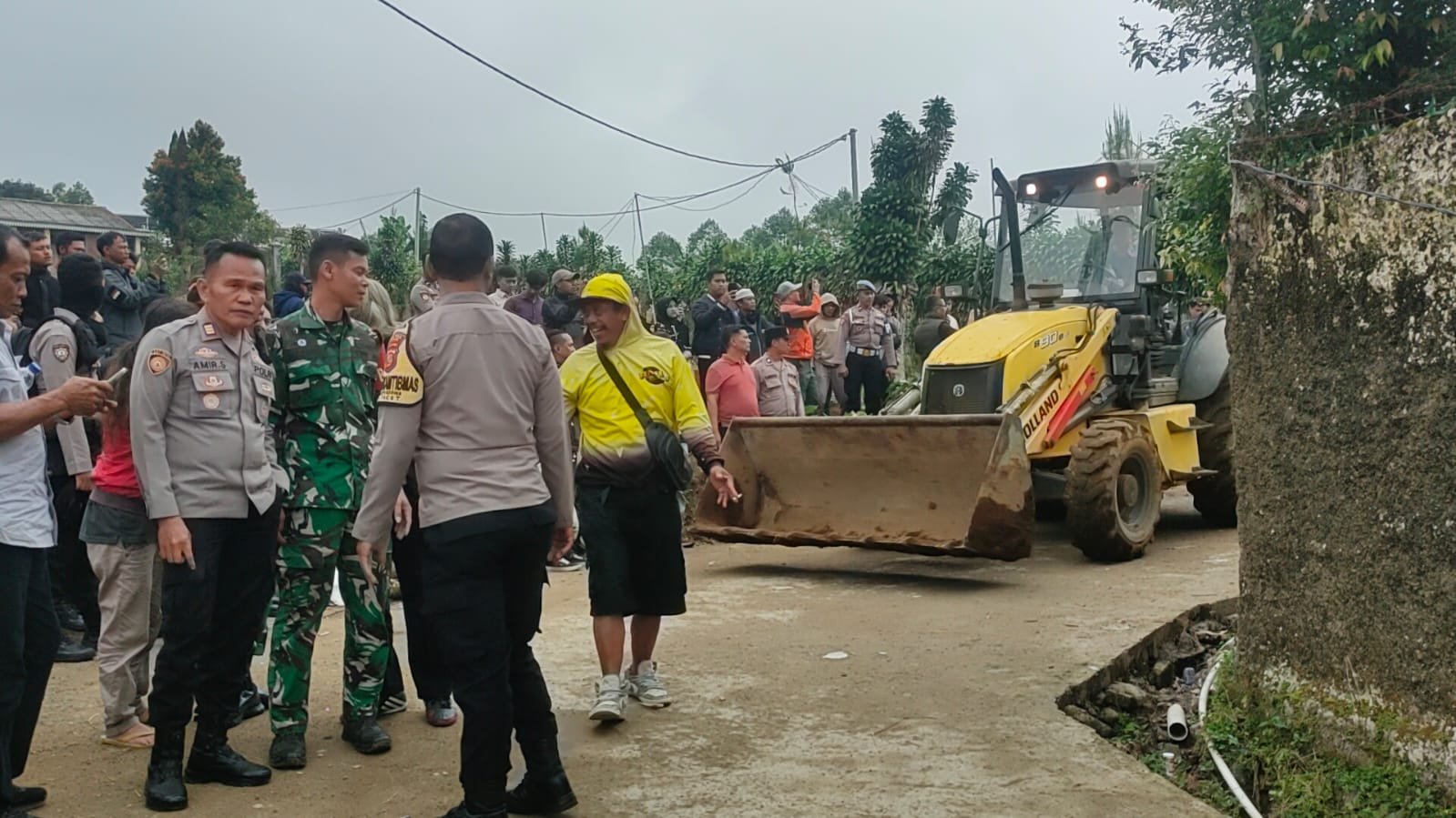 Ratusan Warga Kaki Gunung Gede Demo Usir Alat Berat Proyek Geothermal