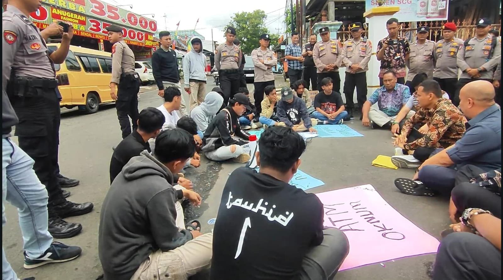 Dinas Koperasi UKM Perdagangan dan Perindustrian (Diskumdagin) Kabupaten Cianjur, memastikan pengelolaan pasar dilaksanakan sesuai aturan perundang-undangan yang berlaku.