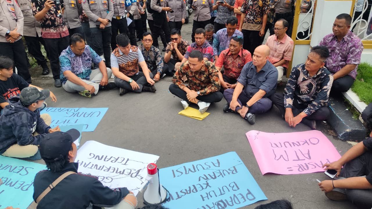 Sejumlah aktivis muda di Kabupaten Cianjur menggeruduk Kantor Dinas Koperasi, UMKM, Perdagangan dan Perindustrian (Diskumdagin), Kamis 15 Januari 2026.