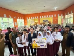 Peduli Pendidikan, Anggota DPRD Cianjur Lukmanul Hakim Salurkan Beasiswa PIP di Desa Batulawang Cipanas