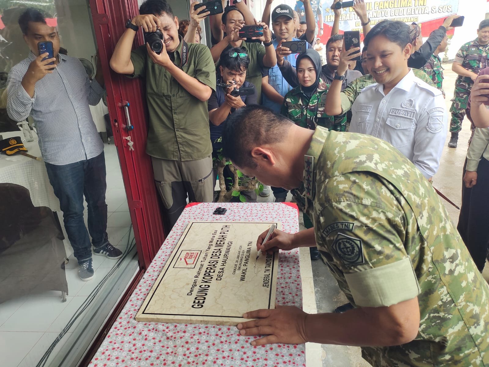 Wakil Panglima TNI Resmikan Koperasi Desa Merah Putih di Haurwangi
