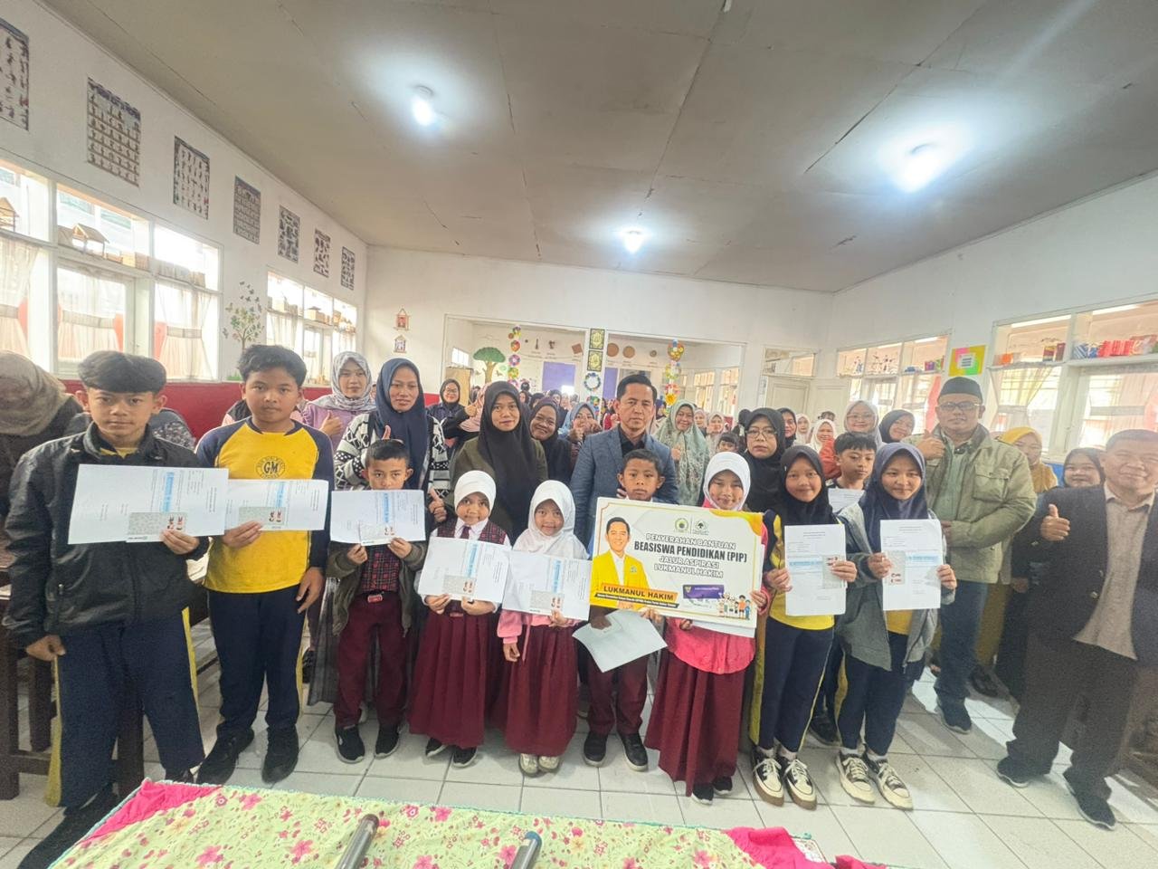 Kurangi Angka Putus Sekolah, Anggota DPRD Cianjur Lukmanul Hakim Salurkan Beasiswa untuk 351 Siswa SDN Giri Mukti Desa Cimacan.(Dok Lukmanul Hakim)