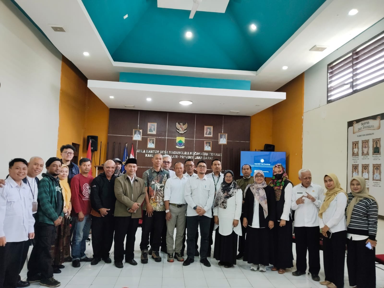 Pemerintah Desa Sindanglaya, Kecamatan Cipanas bersama Dinas Lingkungan Hidup (DLH) Kabupaten Cianjur, sekolah, dan komunitas lingkungan menggelar pertemuan dan diskusi terkait pengelolaan sampah dan perilaku penyampah.