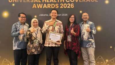 Bupati Cianjur, Mohammad Wahyu Ferdian saat menunjukkan piagam penghargaan pada ajang Universal Health Coverage (UHC) Awards Tahun 2026.(Instagram Pemkab Cianjur)