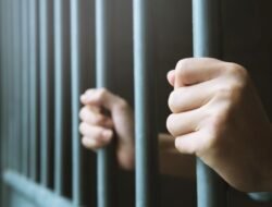 Jadi Tersangka Dugaan Penipuan dan Penggelapan, Kades Mekargalih Cianjur Ditahan Polisi