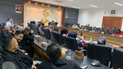 Koalisi Himpunan Mahasiswa Indonesia (HMI) - Gerakan Mahasiswa Nasional Indonesia (GMNI) dan Pedagang Bomero saat audiensi dengan DPRD Cianjur dan sejumlah OPD terkait. (Cianjur Ekspres/Fauzi Noviandi)