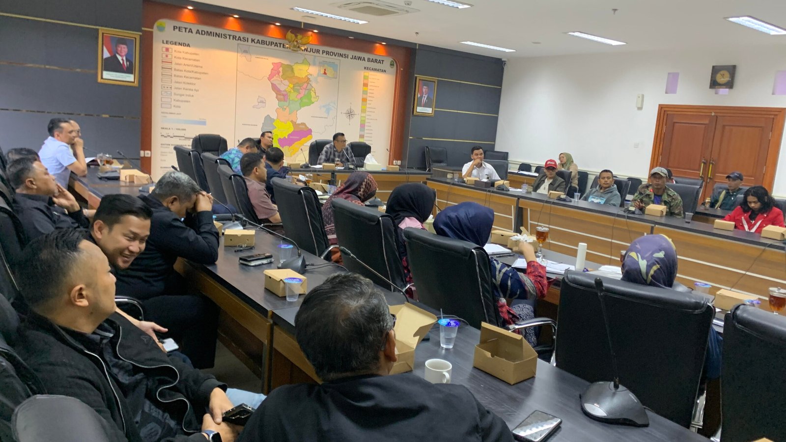 Koalisi Himpunan Mahasiswa Indonesia (HMI) - Gerakan Mahasiswa Nasional Indonesia (GMNI) dan Pedagang Bomero saat audiensi dengan DPRD Cianjur dan sejumlah OPD terkait. (Cianjur Ekspres/Fauzi Noviandi)