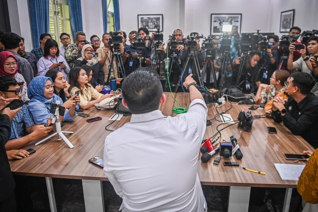 Sekretaris Kabinet (Seskab) Teddy Indra Wijaya dalam menanggapi isu terkait pengurangan anggaran pendidikan dikarenakan program Makan Bergizi Gratis (MBG).
