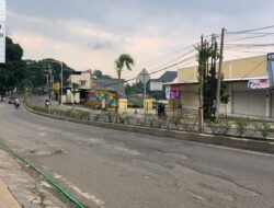 Bahayakan Pengendara, Jalan KH Abdullah Bin Nuh dekat Gedung DPRD Cianjur Rusak dan Berlubang