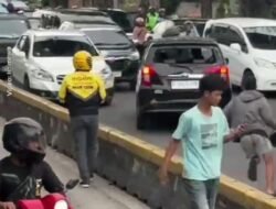 Nekat Lawan Arus di Gunung Sahari, Pengemudi Toyota Calya Diamankan Polisi