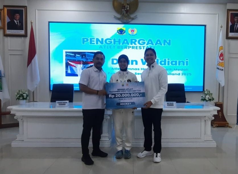 KONI Kabupaten Cianjur juga secara simbolis memberikan bonus bagi Dian Wildiani, atlet hoki asal Cianjur peraih medali perak SEA Games 2025