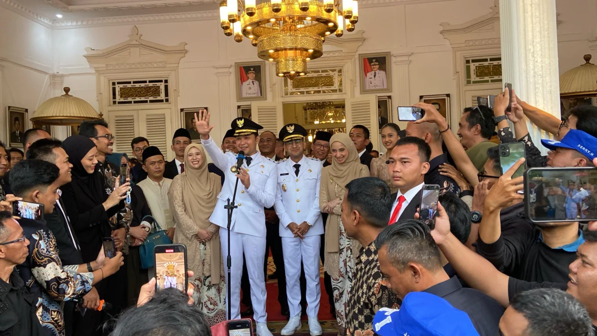 Bupati dan Wakil Bupati Cianjur periode 2025-2030 Mohammad Wahyu Ferdian dan Ramzi saat memberikan sambutan pada ratusan warga Cianjur di teras Pendopo pada Kamis 20 Februari 2025 sore.