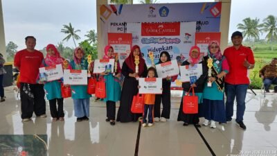 Promotion Coordinator PT Faber-Castell International Indonesia Cabang Jabar, Imam Sujono (kiri) foto bersama tim dan para pemenang Faber-Castell CFA 2025/2026 di Cianjur.(ist)