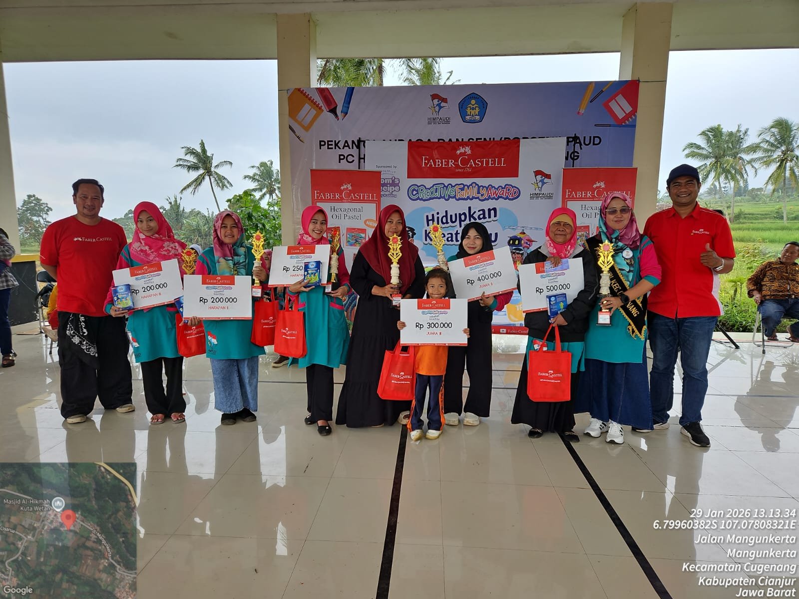 Promotion Coordinator PT Faber-Castell International Indonesia Cabang Jabar, Imam Sujono (kiri) foto bersama tim dan para pemenang Faber-Castell CFA 2025/2026 di Cianjur.(ist)