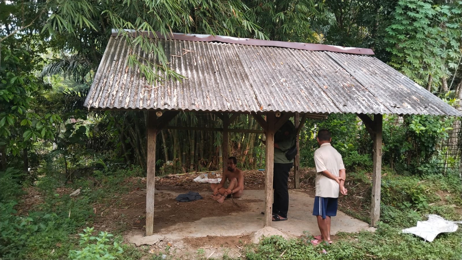 Adun Dirantai Sejak SMP oleh Keluarga: Sering Mengamuk dan Rusak Rumah Warga