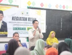 Anggota DPRD Cianjur Lukmanul Hakim Komitmen Lanjutkan Bantuan Beasiswa Saat Reses di SDN Karya Bhakti