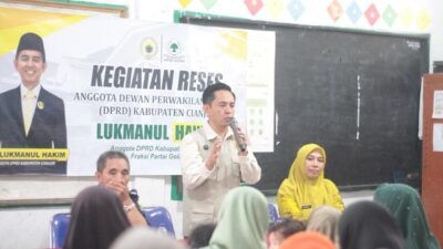 Anggota DPRD Cianjur Lukmanul Hakim Komitmen Lanjutkan Bantuan Beasiswa Saat Reses di SDN Karya Bhakti