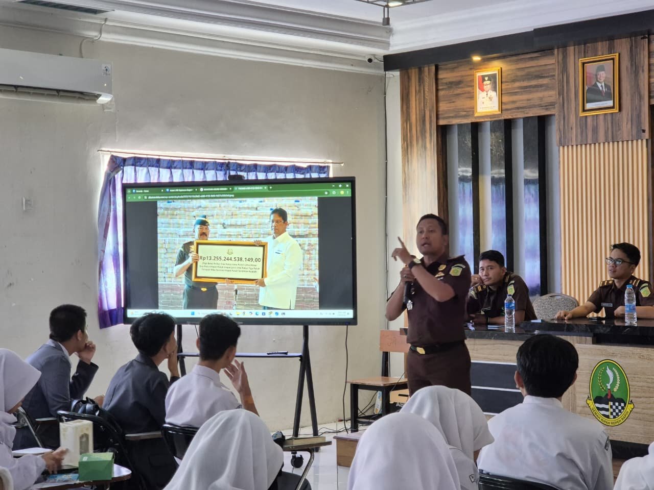 Kejaksaan Negeri (Kejari) Cianjur menggelar kegiatan Jaksa Masuk Sekolah (JMS) di SMKN 1 Cianjur, Selasa 10 Februari 2026.