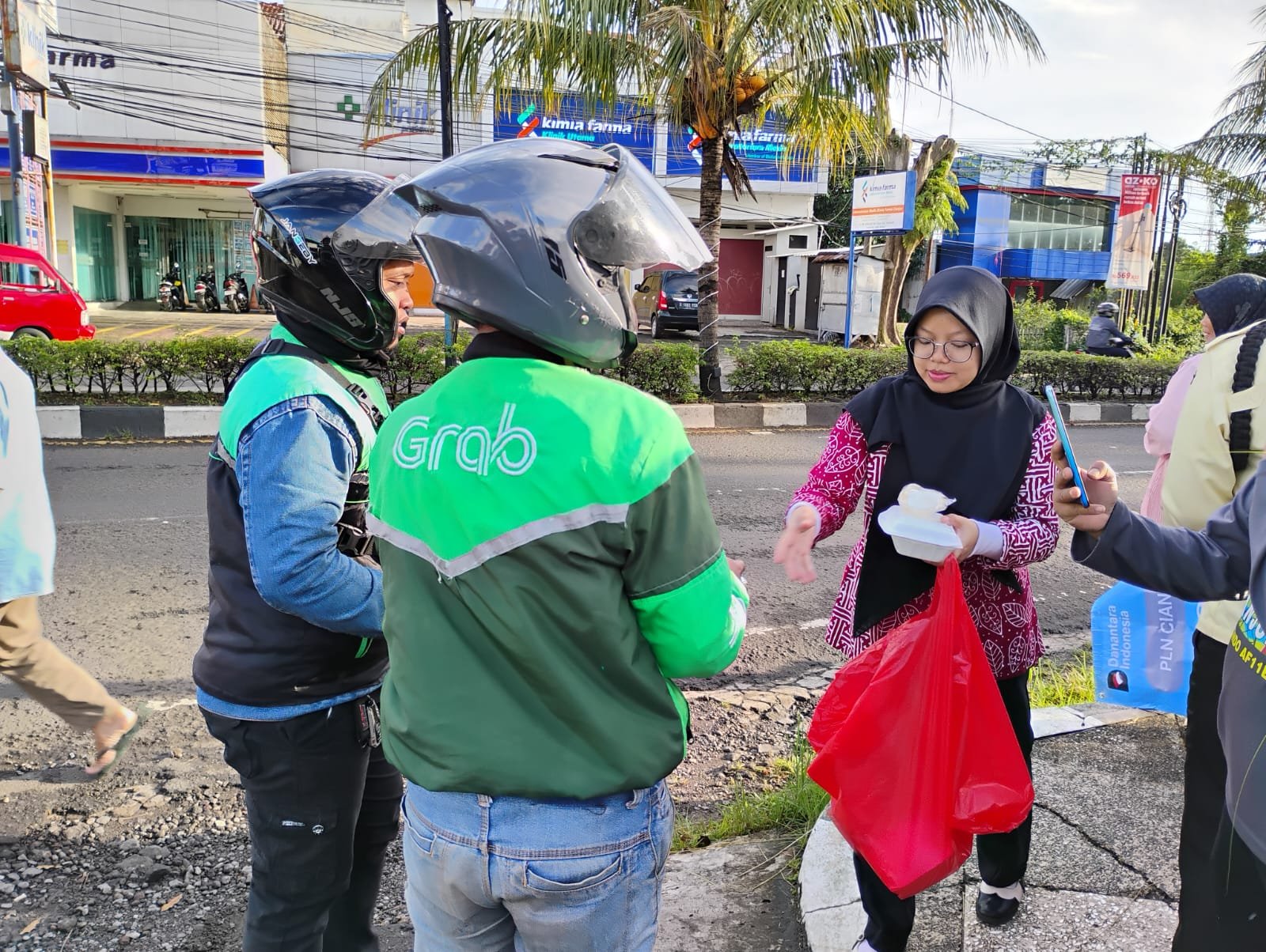 Kegiatan Jumat Berkah ini menjadi istimewa karena diinisiasi dan digerakkan sepenuhnya oleh para Srikandi PLN.