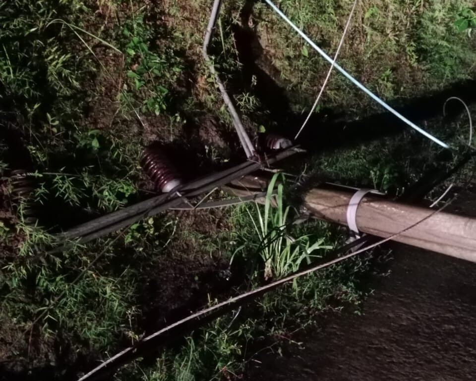 Tampak tiang listrik tumbang akibat cuaca ekstrem.