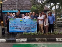 Ramadan 1447 H, Perumdam Tirta Mukti Cianjur Berbagi Takjil di Jalan Siliwangi